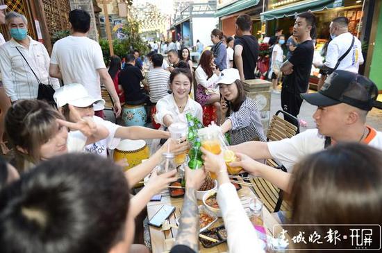 昆明南强街 春城晚报-开屏新闻资料图