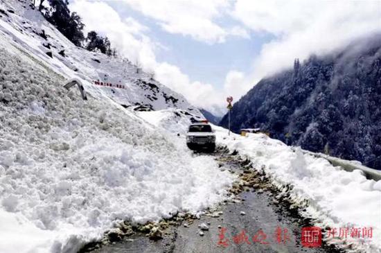 民警冒雪寻找被困驴友