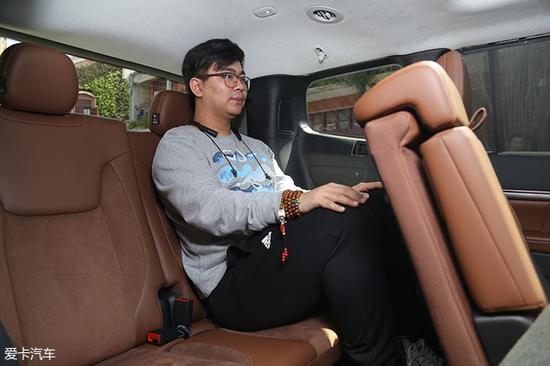 在实际体验过程中,广汽菲克Jeep大指挥官确实提供了优于其它竞品车型的腿部空间,而头部空间也表现不错,不过较低的坐姿及较薄的坐垫使第三排座椅无法长时间乘坐。