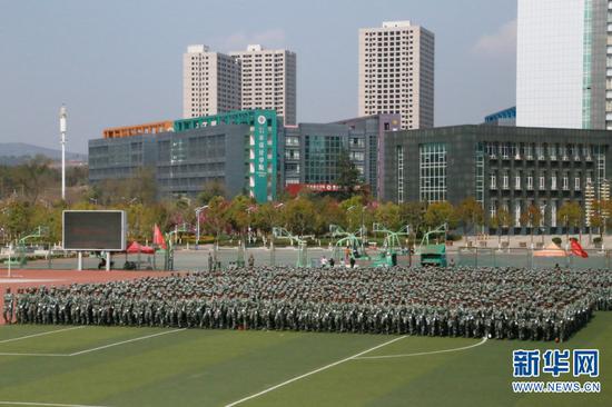 春光明媚,正在军训的学生们。新华网 马一文摄