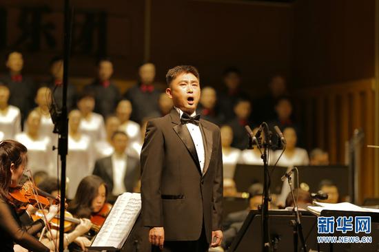 歌唱家赵鹏程激情演绎《大河情思》。新华网 丁凝 摄