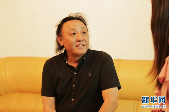 作曲家周虹接受记者采访。新华网 丁凝 摄