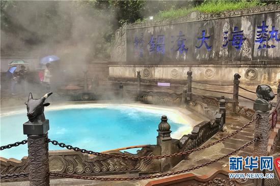 腾冲热海“大滚锅”。张翼鹏 摄