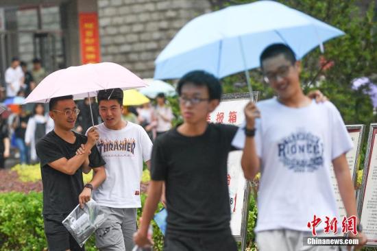 资料图:6月8日,山西太原,考生打伞走出考场。当日,全国部分地区2018年高考结束。 记者 武俊杰 摄
