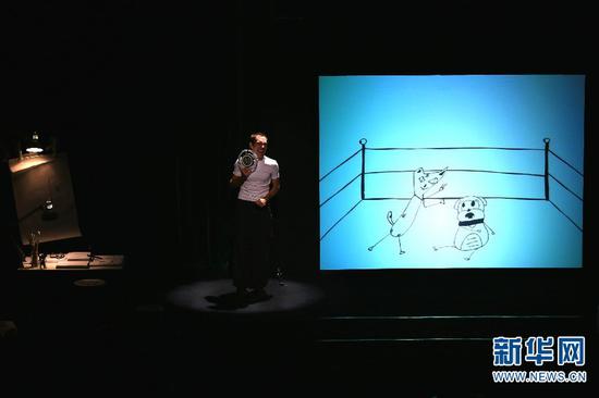 西班牙多媒体动画互动剧《猫飞狗跳》在昆演出现场。 赵普凡 摄