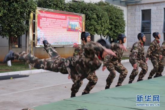 新兵进行力量(胆识)训练