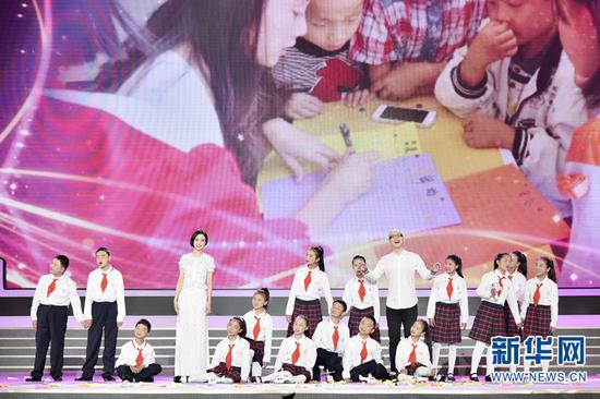 驰宏小学15名学生与平安、佟丽娅合唱歌曲《姐姐》。新华网发(马飞 摄)