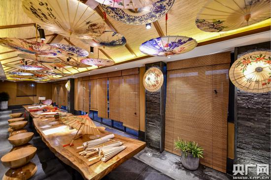 (腾冲启迪冰雪小镇“非遗”展示——油纸伞体验区)
