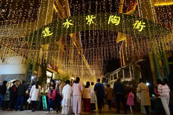 夜幕降临,我们来到了众多人打卡的地方,建水紫陶街