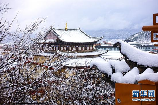 独克宗古城雪景。新华网发(崔永江 摄)