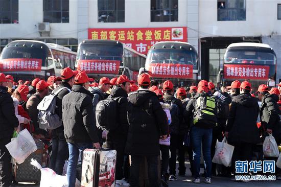 云南省昭通市镇雄县组织2600余名农村贫困劳动力乘车远行,踏上前往广东、浙江等地的务工之路(2月13日摄)。新华社发(程洪 摄)
