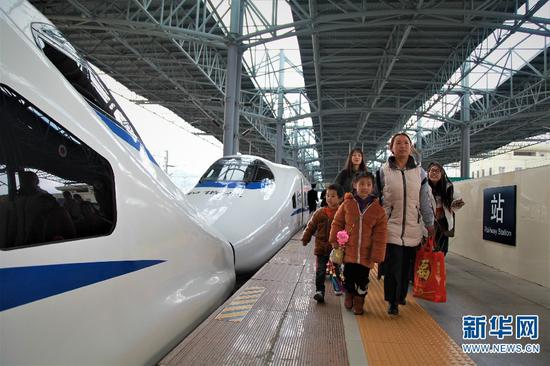 为满足旅客出行,昆明局采取动车重联运行。杨航 摄