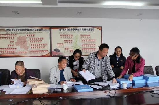 在县市监局五楼会议室,查阅台账资料