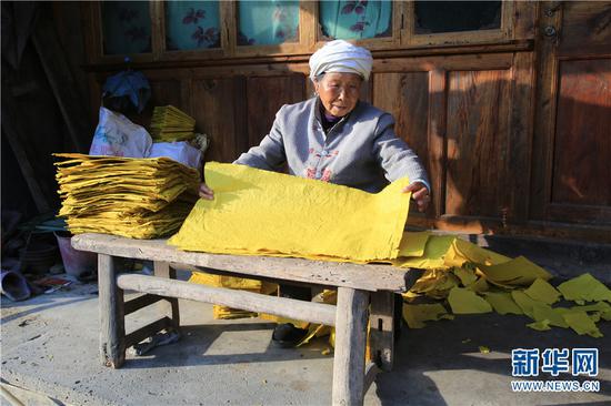 村民正在制作手抄纸。新华网发(高登泽 摄)