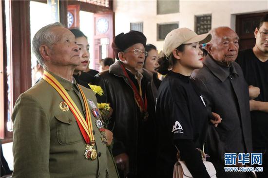 抗战老兵在忠烈祠献花圈。新华网 邵维岑 摄