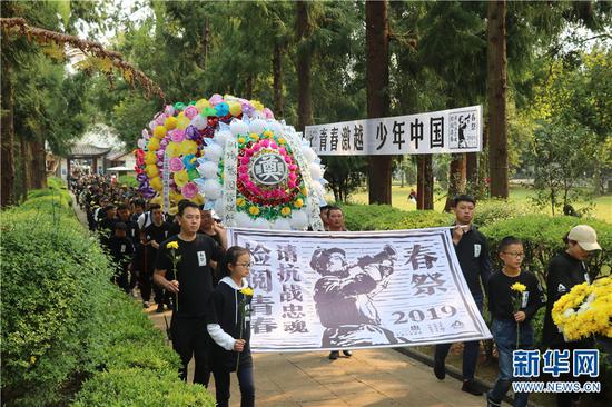 志愿者们进入国殇墓园。新华网 邵维岑 摄
