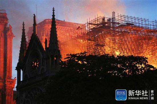 4月15日,在法国巴黎,巴黎圣母院燃起大火。新华社记者 高静 摄