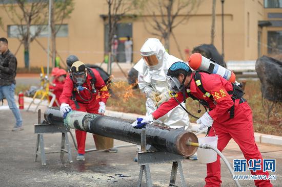 市政基础设施抢修队在处理燃气管道泄漏