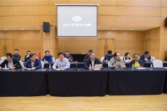 与企业座谈交流 通讯员冯靖凯/摄