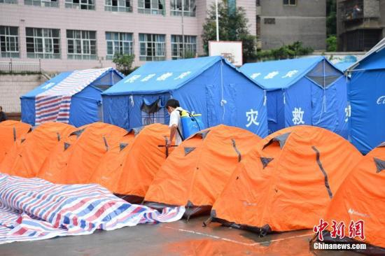 工作人员对安置点各个区域进行全面消毒。张浪 摄