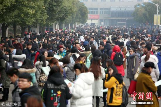 图为众多考生在考点参加考试。 陈暐 摄 图片来源:视觉中国