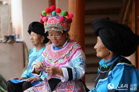 彝绣“绣”出好日子。人民网 李发兴 摄