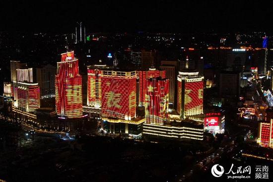 “向祖国表白”庆祝新中国成立70周年城市灯光秀在昆明精彩上演。人民网 李发兴 摄