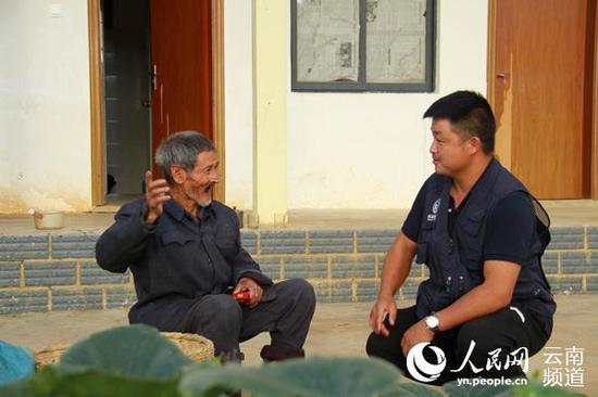 戴学江看望戴文良老人。(人民网 符皓 摄)