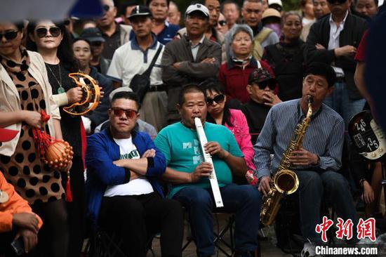 图为乐队在翠湖公园演奏。 康平 摄
