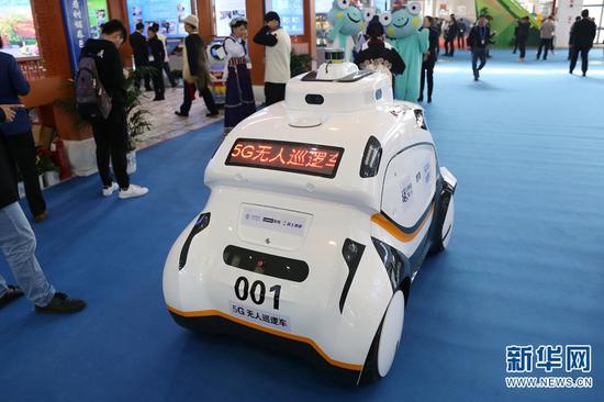 丽江大研古城展区展出的5G无人巡逻车。(新华网 张翼鹏 摄)