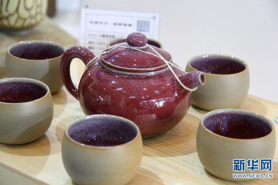 云南展区展出的华宁陶。(新华网 张翼鹏 摄)