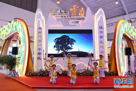图为云南展区的民族歌舞表演。