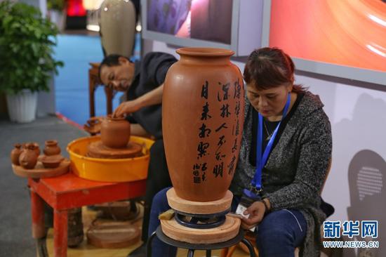 云南展区,工作人员现场展示陶器制作。(新华网 张翼鹏 摄)