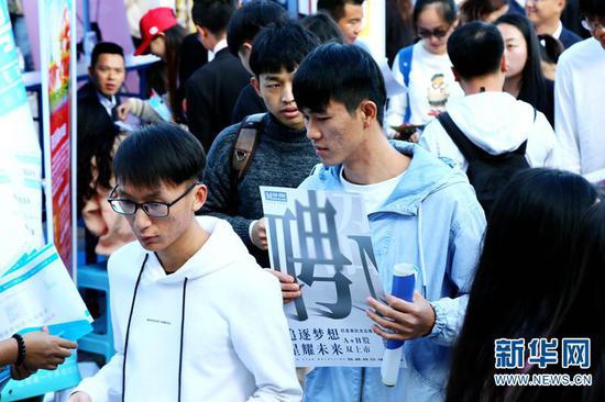 学生在双选会上寻找心仪的岗位。