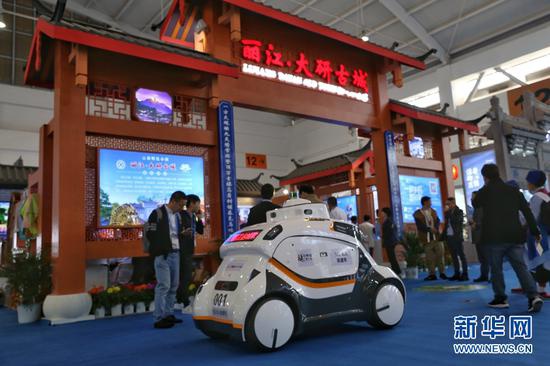 丽江大研古城展区展出的5G无人巡逻车。(新华网 张翼鹏 摄)