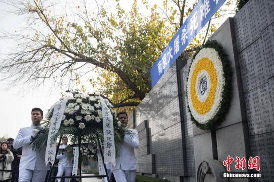 资料图:向南京大屠杀死难者敬献花篮仪式。中新社记者 泱波 摄