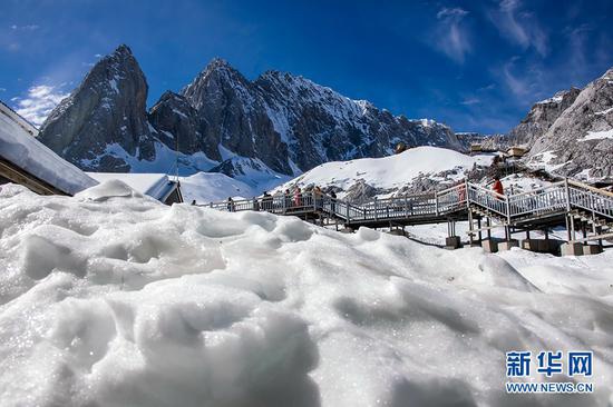 玉龙雪山景区,白雪与蓝天交相辉映,美不胜收。新华网发(陈畅 摄)