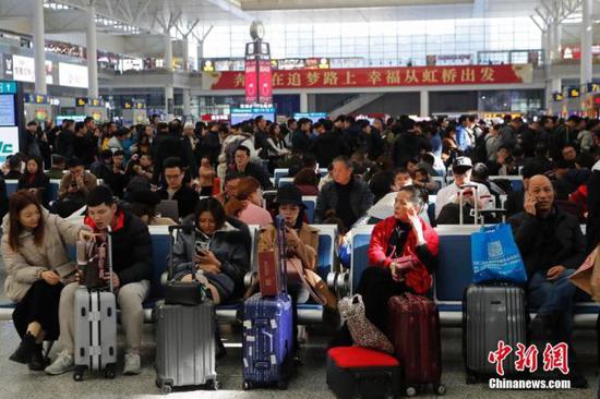 资料图:旅客在等待进站。殷立勤 摄