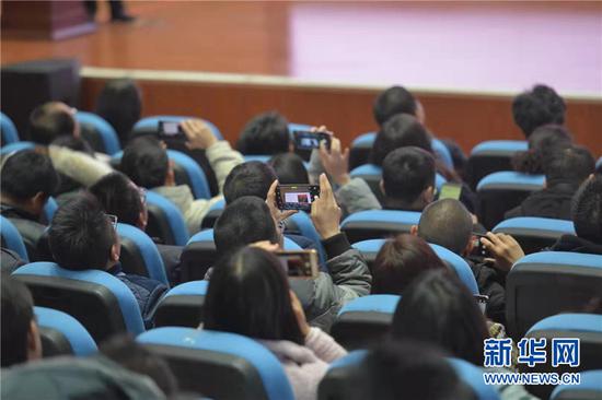 参会者用手机记录专家观点。