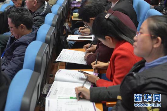 参会者记录专家观点。