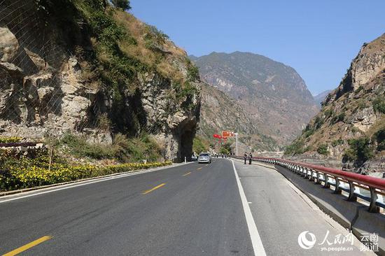 车辆行驶在怒江美丽公路上。(新跃华 摄)