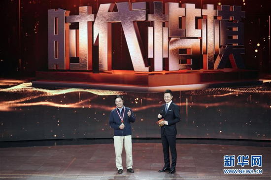 朱有勇(左)在“时代楷模”发布仪式现场接受采访(11月29日摄)。新华社记者 金良快 摄