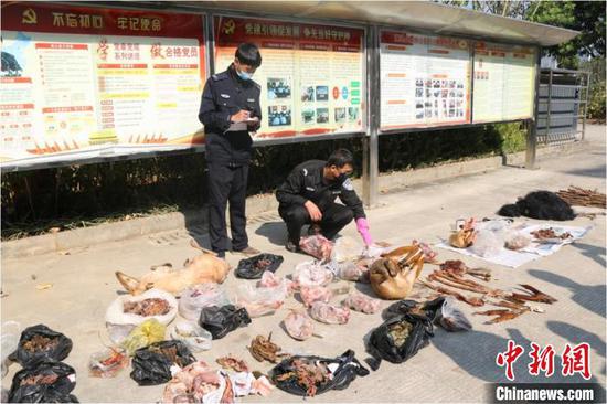 图为核对销毁物品数量。 王晶 摄
