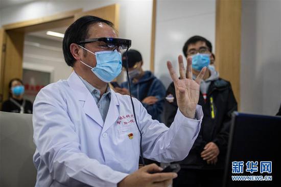 3月2日,昆明医科大学第一附属医院院长王昆华使用VR设备查看患者肺部情况。新华社记者 胡超 摄