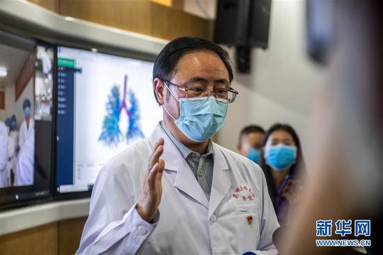 3月2日,昆明医科大学第一附属医院院长王昆华介绍AR/5G互联网三维数字新冠病毒远程会诊系统。新华社记者 胡超 摄