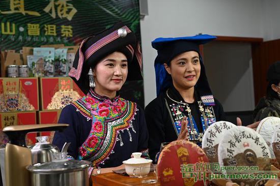 拼多多宁洱特产馆直播带货(卢磊 摄)