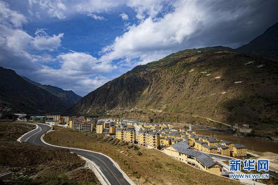 这是云南怒江傈僳族自治州泸水市大兴地镇维拉坝珠海社区全景(4月18日摄)。新华社发