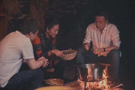 大厨们与当地哈尼族原住民探讨技法