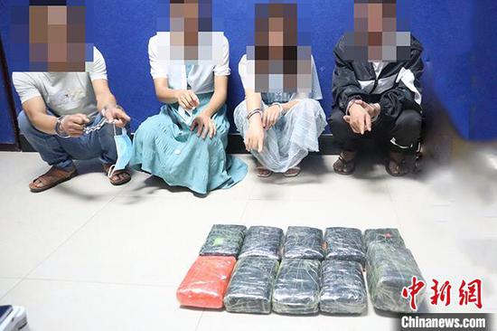 图为云南警方抓获的犯罪嫌疑人及缴获的毒品。红河边境管理支队供图