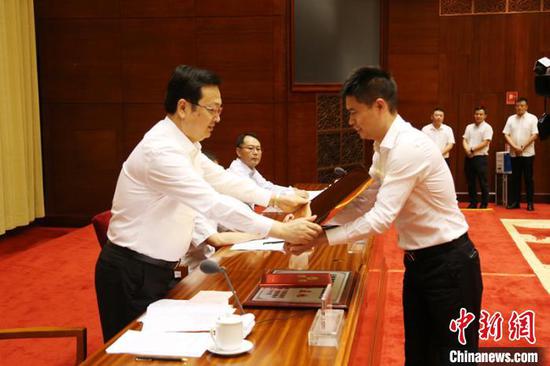 张国华(左)为轮值会长袁荣颁发网络人士联谊分会牌匾。 崔永江 摄